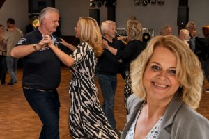 UDEN | Dansstudio Henny van den Elsen opent het nieuwe dansseizoen op vrijdag 18 september met een gratis dansavond in Buurthuis MuzeRijk. Vanaf 20.00 uur kunnen belangstellenden kennismaken; danservaring is niet nodig en ook introducees zijn welkom. De officiële danslessen starten op maandag 21 september in Volkel en op donderdag 24 september in Uden.